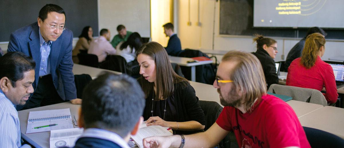 研究生 students in classroom. 